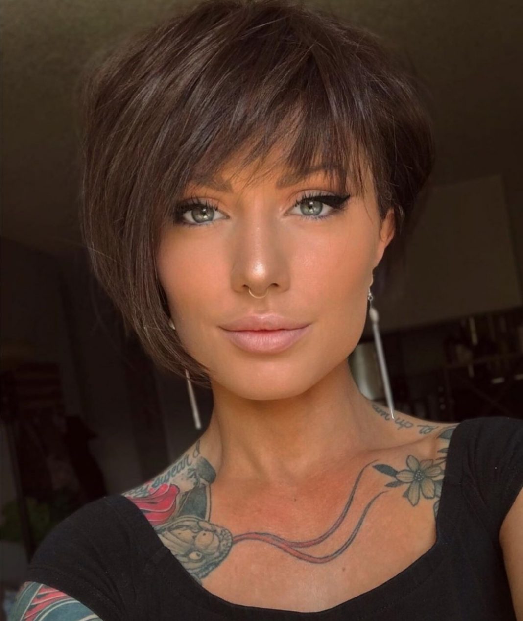 Elegante Frauen Haarschnitte Hinterm Ohr